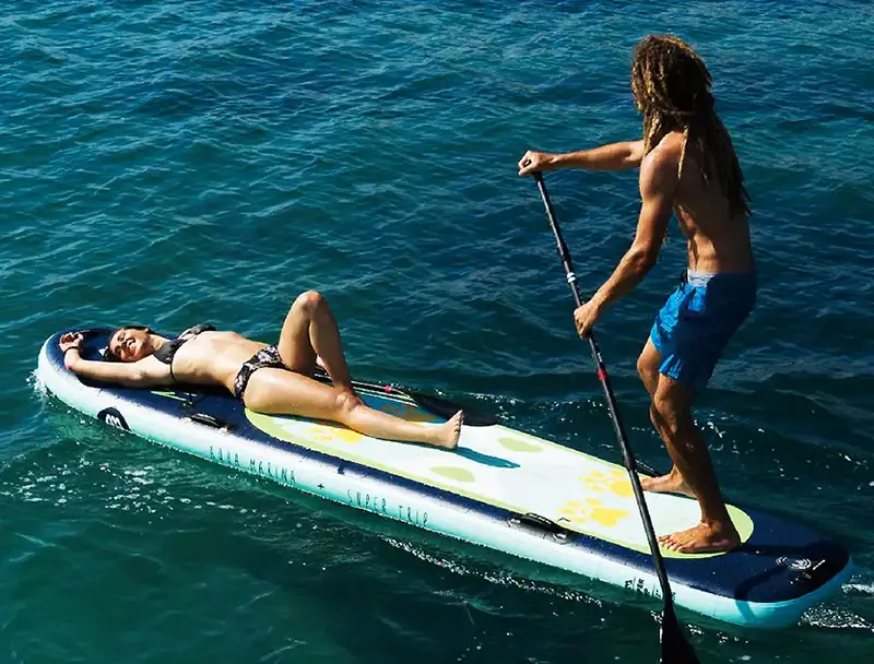 تخته موج سواری بیکینی مشکی سواحل ازمیر